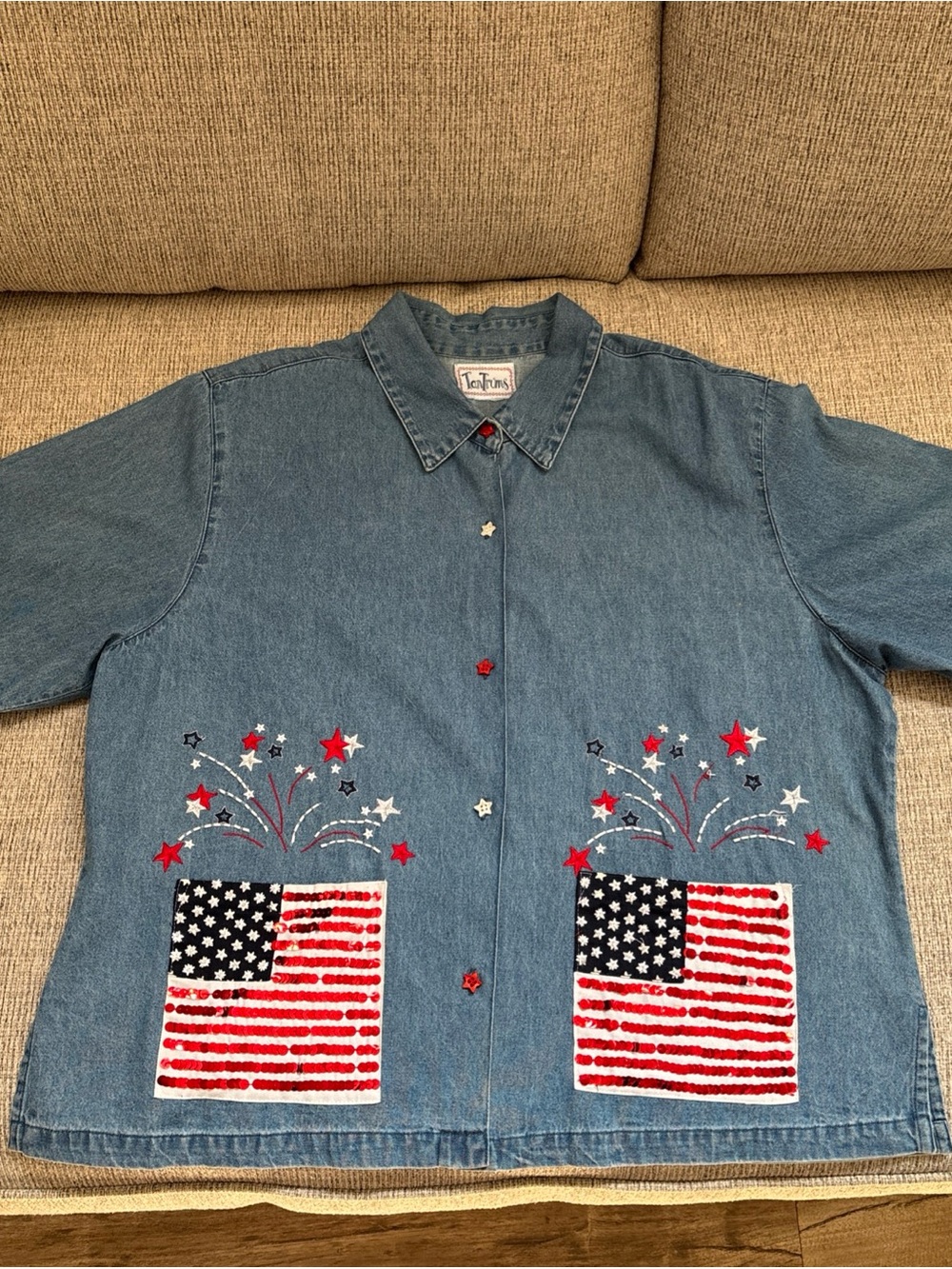 Women’s Denim Button-Up with Embroidered American Flag Stars no size tag med?